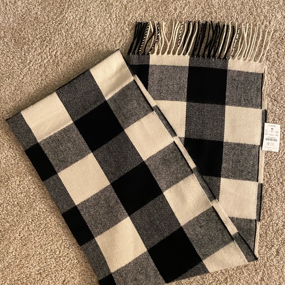 Sold! NWT, J. Crew Buffalo Check Scarf with fringe in black & ivory - Picture 5 of 7